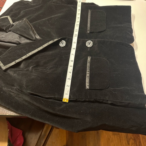 Luxurious Black Velvet Women's Blazer - Picture 4 of 6